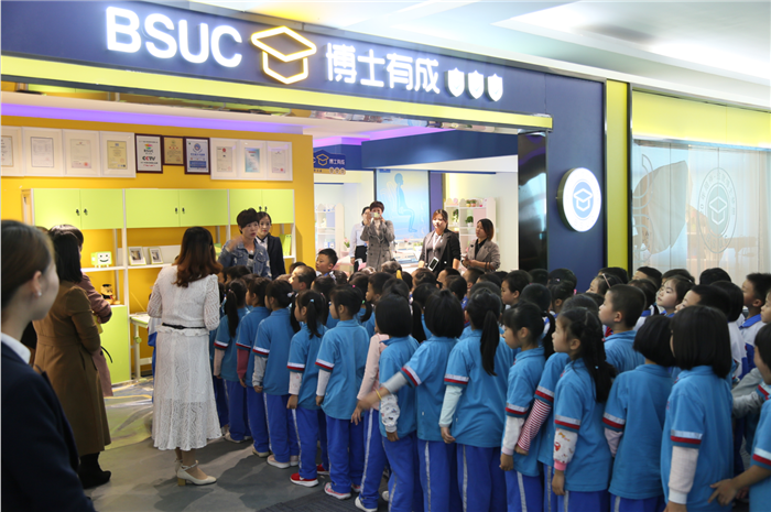 热烈欢迎新世纪英才学校师生到lehu88乐虎国际学习体验