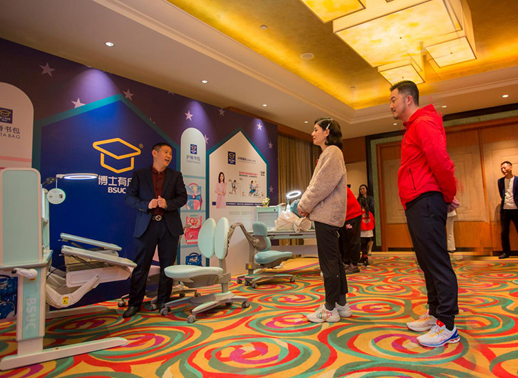 lehu88乐虎国际董事长王洪贵先生亲自为沙溢&胡可讲解学习桌产品